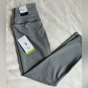 New with tags Nike cropped yoga pants
